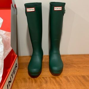 NEW Never been worn Women’s Original Tall Hunter boots size 7 in Hunter Green.